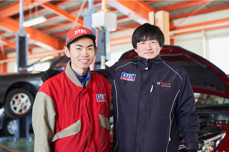 写真:最短4年で1級自動車整備士の資格取得を目指す。