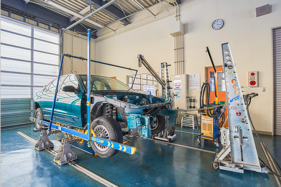 写真:オートポール・フレーム修正機